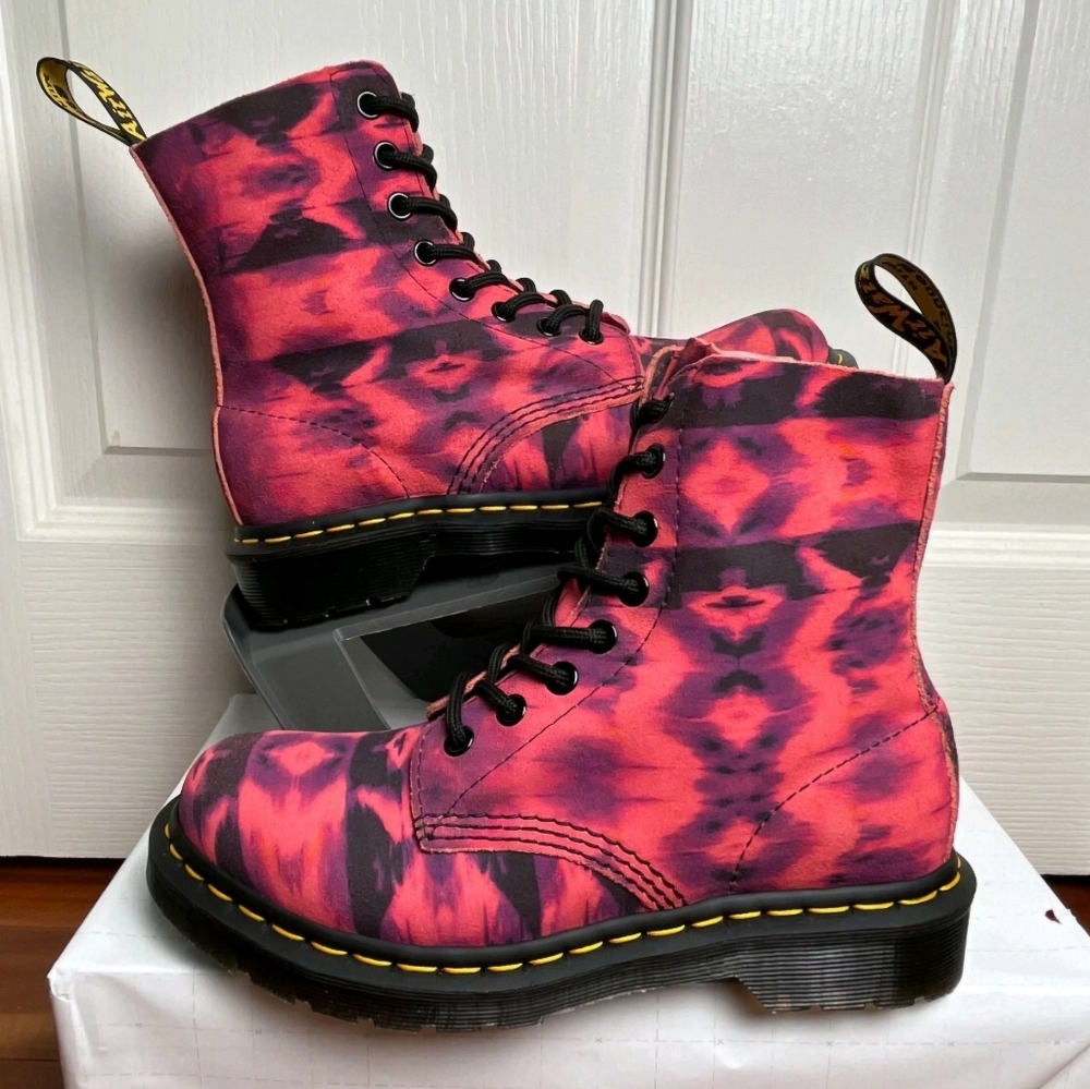 NWT Dr. Marten Tie Dye Boots Womens Size 8. MAKE OFFER!! - Picture 3 of 6